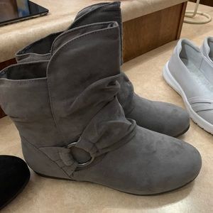 Gray suede Cloudwalkers 9.5W